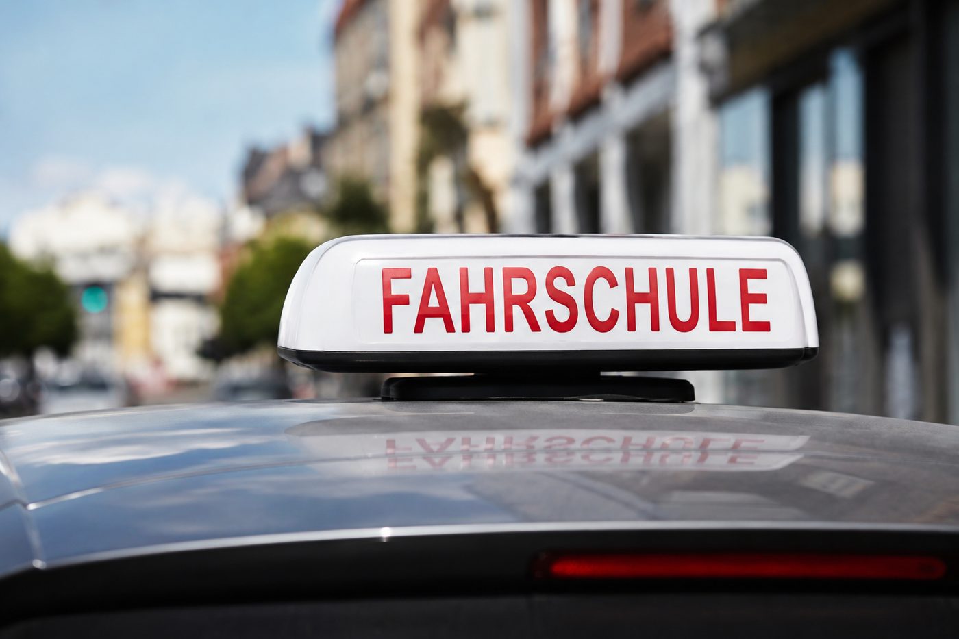 Fahrschule-Dachschild auf einem Fahrzeug